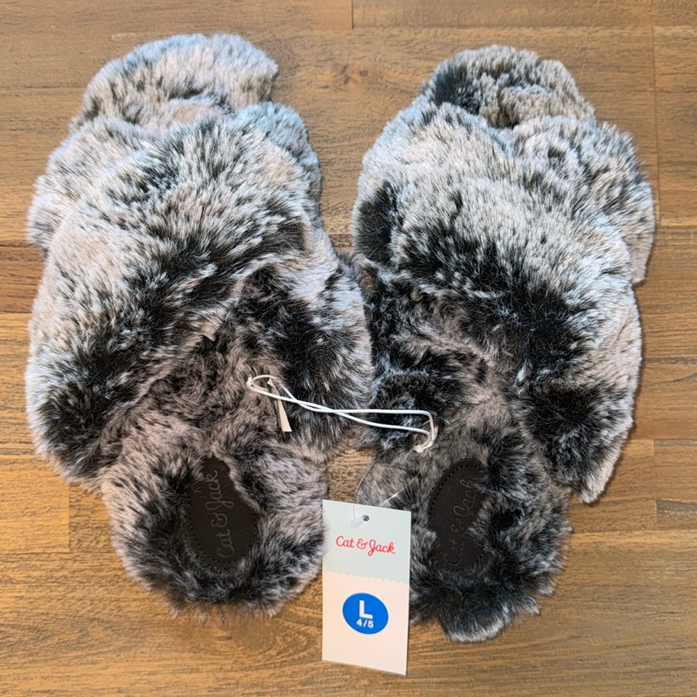 🎈Cat & Jack Youth Black Licorice/Brooklyn Crossband Fur Slippers, Large 4/5, NWT